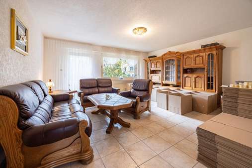 Wohnzimmer mit Zugang Loggia - Etagenwohnung in 58511 Lüdenscheid mit 92m² kaufen