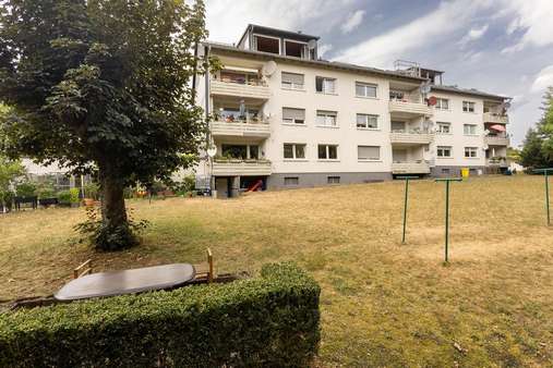 Außenansicht mit Garten, Grillmöglichkeit - Dachgeschosswohnung in 58849 Herscheid mit 136m² günstig kaufen