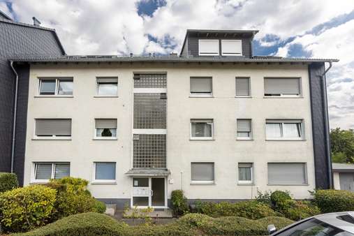 Gebäude Außenansicht - Dachgeschosswohnung in 58849 Herscheid mit 136m² günstig kaufen