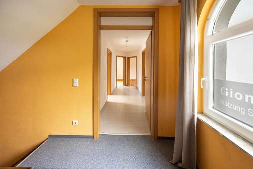 Flur / Eingang Wohnung DG - Mehrfamilienhaus in 58553 Halver mit 206m² kaufen