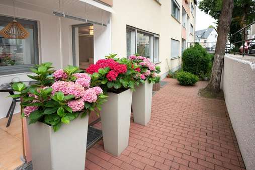 Terrassenbereich vor dem Balko - Souterrain-Wohnung in 58511 Lüdenscheid mit 72m² kaufen