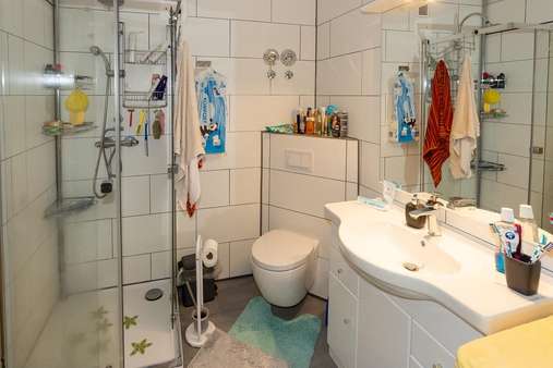 Innenliegendes, modernisiertes Bad mit Dusche - Etagenwohnung in 58511 Lüdenscheid mit 65m² kaufen