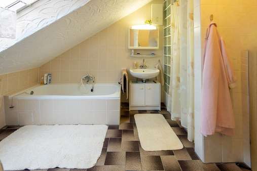 Tageslichtbad mit Dusche und Wanne - Dachgeschosswohnung in 58640 Iserlohn mit 55m² kaufen