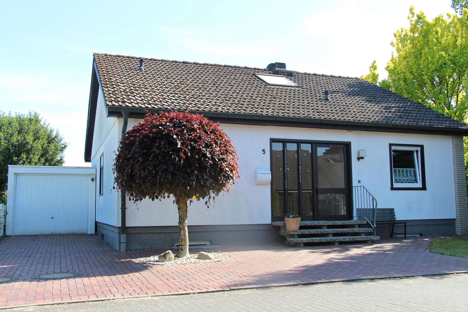 Außenansicht - Bungalow in 33758 Schloß Holte-Stukenbrock mit 90m² kaufen