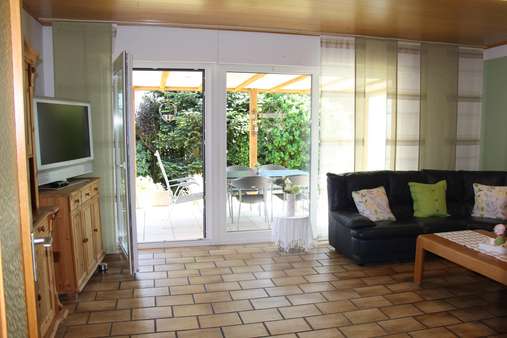 Wohnzimmer - Bungalow in 33758 Schloß Holte-Stukenbrock mit 90m² kaufen