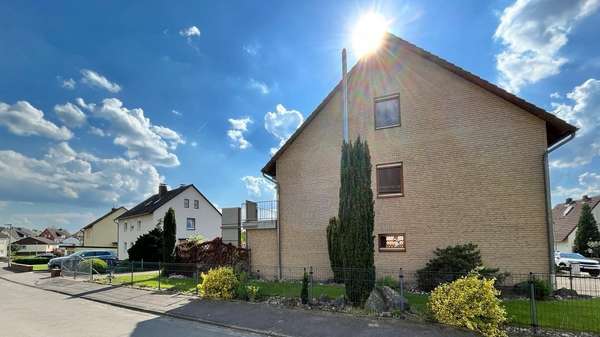 Seitenansicht - Zweifamilienhaus in 37699 Fürstenberg mit 247m² kaufen