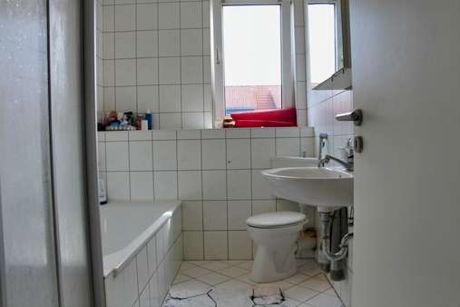 Badezimmer - Dachgeschosswohnung in 32832 Augustdorf mit 64m² kaufen