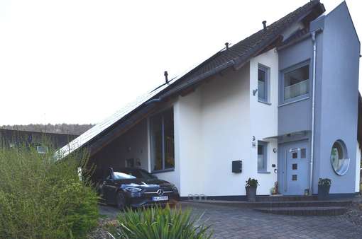 Hausansicht mit Carport - Einfamilienhaus in 37671 Höxter mit 155m² kaufen