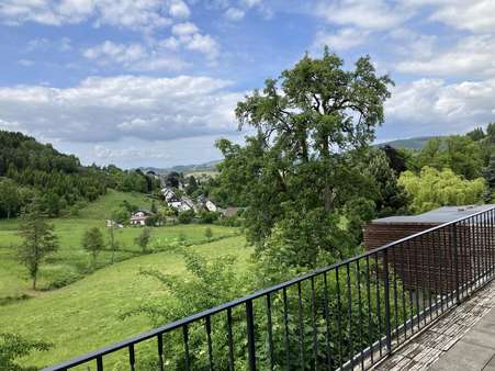 Aussicht vom Balkon - Zweifamilienhaus in 57399 Kirchhundem mit 341m² kaufen