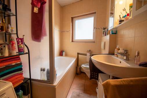 Bad mit Wanne - Einfamilienhaus in 57368 Lennestadt mit 120m² günstig kaufen