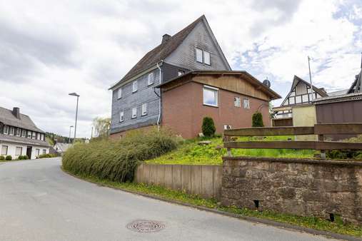 Seitenansicht - Einfamilienhaus in 57399 Kirchhundem mit 180m² kaufen