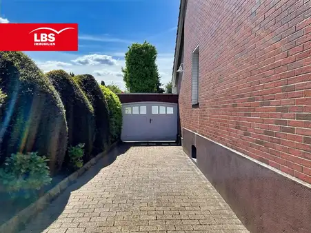 Weißer Wohntraum mit Gartenidylle – Einfamilienhaus mit Charakter