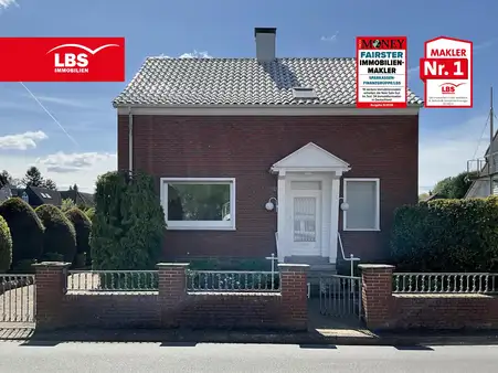 Weißer Wohntraum mit Gartenidylle – Einfamilienhaus mit Charakter