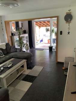 Wohnzimmer mit Blick zur Terrasse Wohnzimmer mit Blick zur Terrasse - Einfamilienhaus in 42489 Wülfrath mit 133m² kaufen