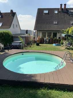 Blick auf die Rückseite des Hauses mit Pool - Doppelhaushälfte in 42655 Solingen mit 175m² günstig kaufen