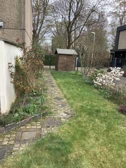 Seitlicher Garten mit Gartenhaus - Reihenendhaus in 40880 Ratingen mit 107m² kaufen