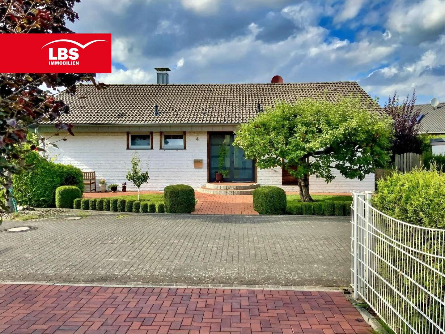 Titel-Frontansicht - Bungalow in 33758 Schloß Holte-Stukenbrock mit 125m² kaufen