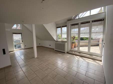 Wohnzimmer - Maisonette-Wohnung in 33615 Bielefeld mit 104m² kaufen