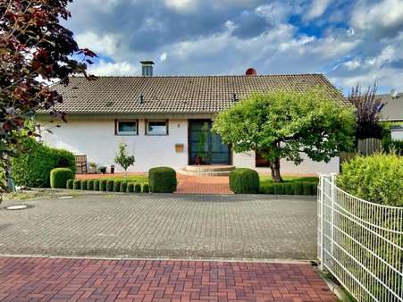 Titel-Frontansicht Titel-Frontansicht - Bungalow in 33758 Schloß Holte-Stukenbrock mit 125m² kaufen