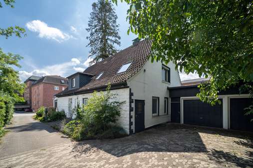 Einfahrt und Garagen Einfahrt und Garagen - Einfamilienhaus in 33689 Bielefeld mit 245m² kaufen