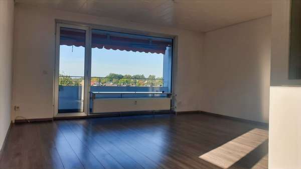 Wohnzimmer - Etagenwohnung in 33689 Bielefeld mit 79m² kaufen