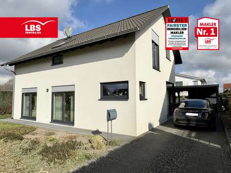 Vorderansicht mit Carport Vorderansicht mit Carport - Einfamilienhaus in 33818 Leopoldshöhe mit 128m² kaufen