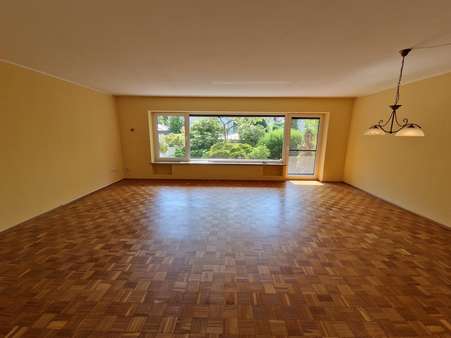 Wohnzimmer - Etagenwohnung in 45133 Essen mit 109m² günstig kaufen