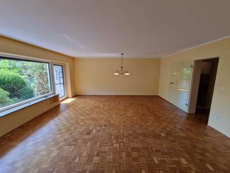 Wohnzimmer - Etagenwohnung in 45133 Essen mit 109m² günstig kaufen