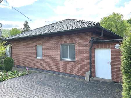 Rückansicht, Ausgang Garage Rückansicht, Ausgang Garage - Einfamilienhaus in 15234 Frankfurt mit 105m² kaufen