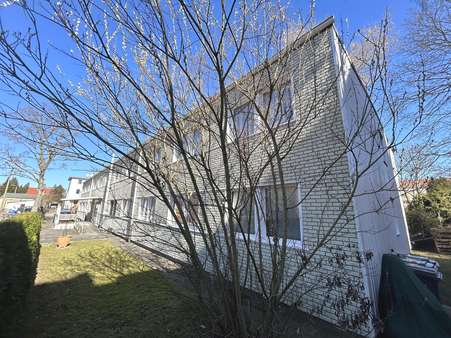 Ansichten Eingangseite und Giebelseite - Hotel in 13158 Berlin mit 875m² kaufen