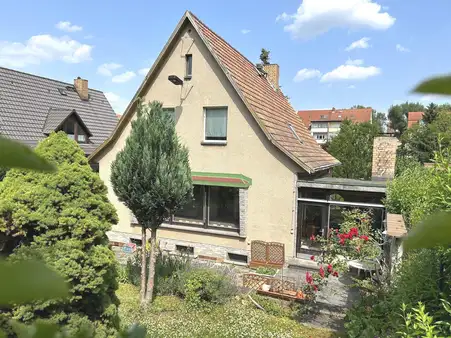 HAUS  IM GRÜNEN = MITTEN IN DER STADT 