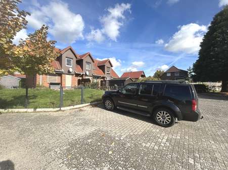 Stellplätze für 2 PkW am Haus, Zugang Gartenseite - Reihenendhaus in 15326 Lebus mit 78m² kaufen