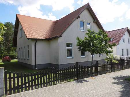Hausansicht mit Zufahrt -  in 15569 Woltersdorf mit 220m² mieten
