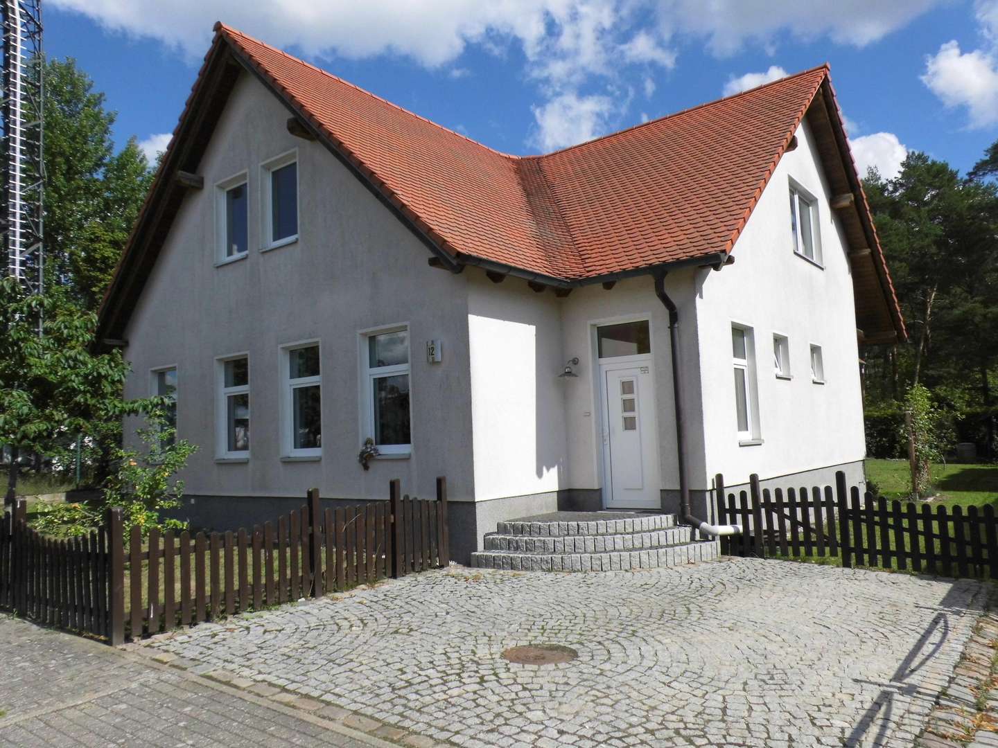Hausansicht Straßenseite -  in 15569 Woltersdorf mit 220m² mieten