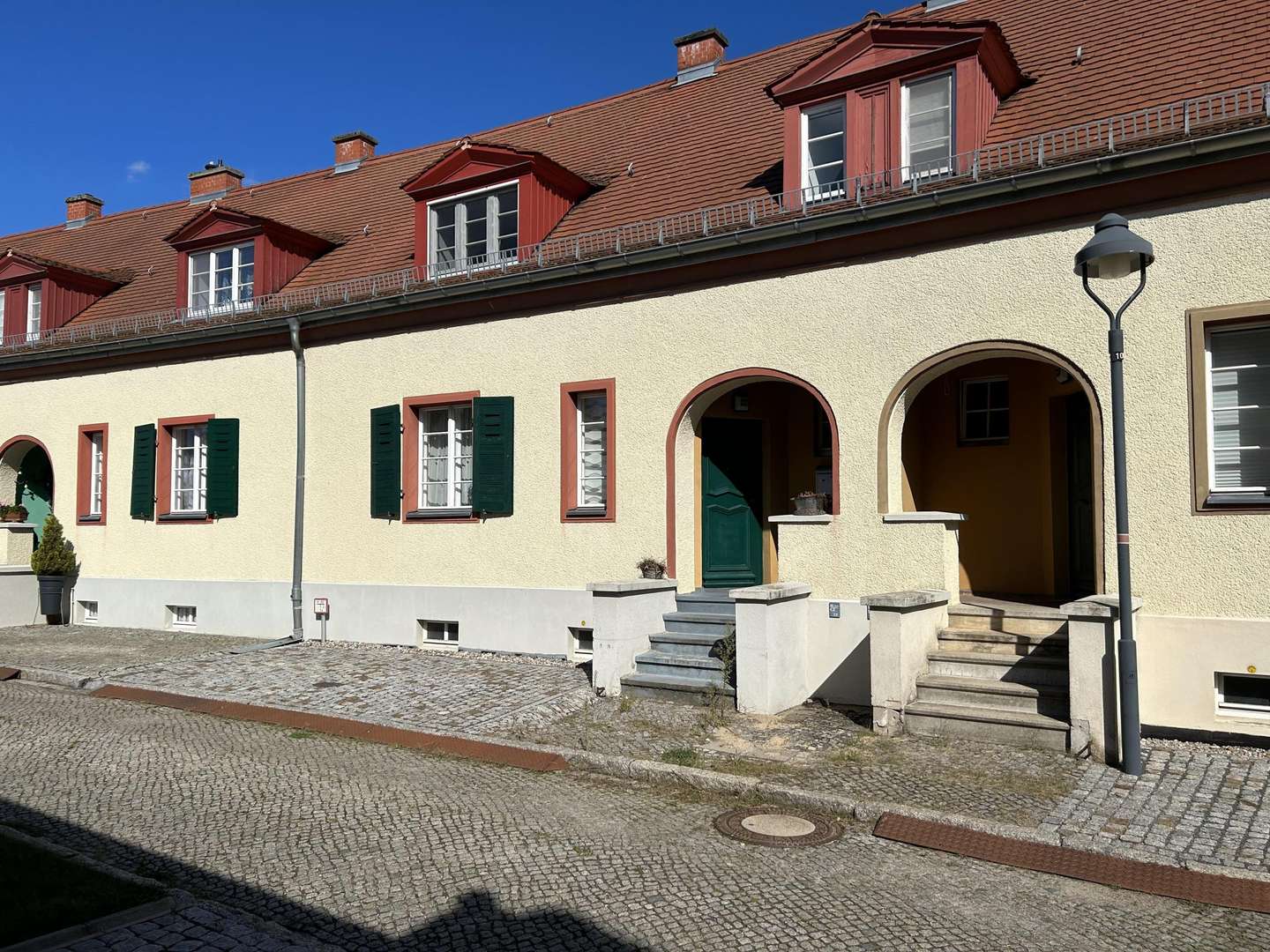 Hausansicht, Eingang links - Reihenmittelhaus in 15234 Frankfurt mit 115m² kaufen