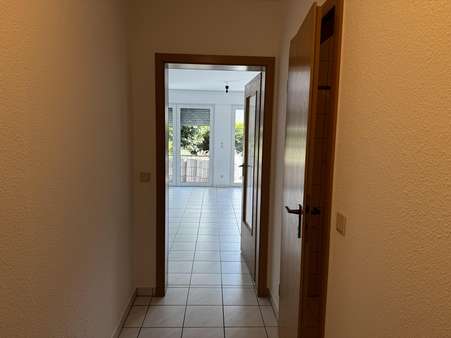 Flur - Souterrain-Wohnung in 47443 Moers mit 75m² mieten