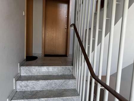Treppenhaus - Souterrain-Wohnung in 47443 Moers mit 75m² mieten