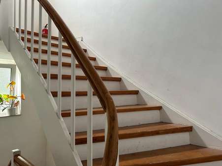 Schöne Holztreppe Schöne Holztreppe - Mehrfamilienhaus in 47803 Krefeld mit 260m² kaufen
