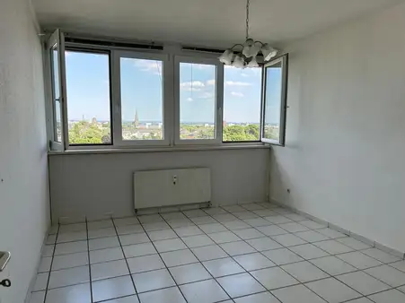 Attraktive 3-Zimmer-Wohnung in zentraler Lage  mit Balkon und Aufzug !