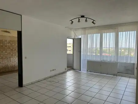 Attraktive 3-Zimmer-Wohnung in zentraler Lage  mit Balkon und Aufzug !
