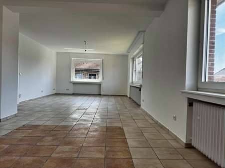 Wohnzimmer 1.OG Wohnzimmer 1.OG - Maisonette-Wohnung in 47447 Moers mit 158m² kaufen