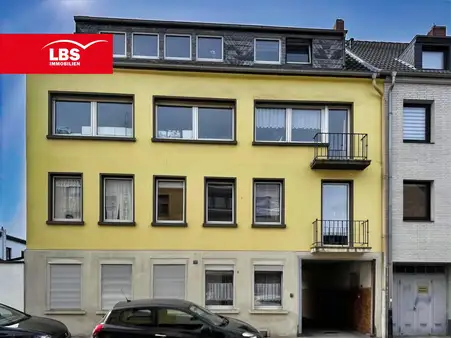 Mehrfamilienhaus mit 5 Wohneinheiten mit Balkonen und einer Gewerbehalle 