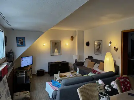 Mehrfamilienhaus mit 5 Wohneinheiten mit Balkonen und einer Gewerbehalle 