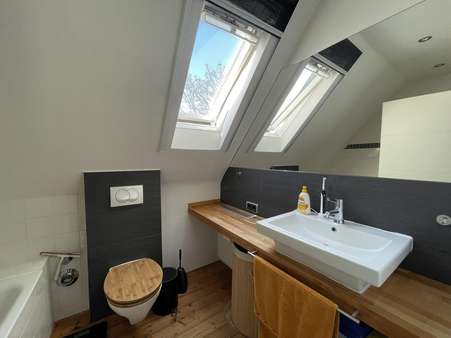 Wannenbad mit Tageslicht - Dachgeschosswohnung in 47839 Krefeld mit 45m² günstig kaufen