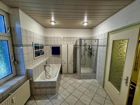 Badezimmer - Erdgeschosswohnung in 47179 Duisburg mit 165m² kaufen