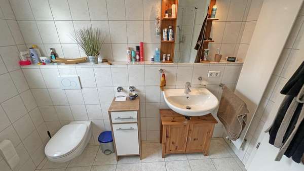 Bad EG mit Wanne und Dusche - Zweifamilienhaus in 79650 Schopfheim mit 220m² kaufen