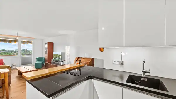 RESERVIERT: Modern & hell: Bezugsfertige 2,5-Zi.-Wohnung mit Lift und traumhafter Fernsicht!