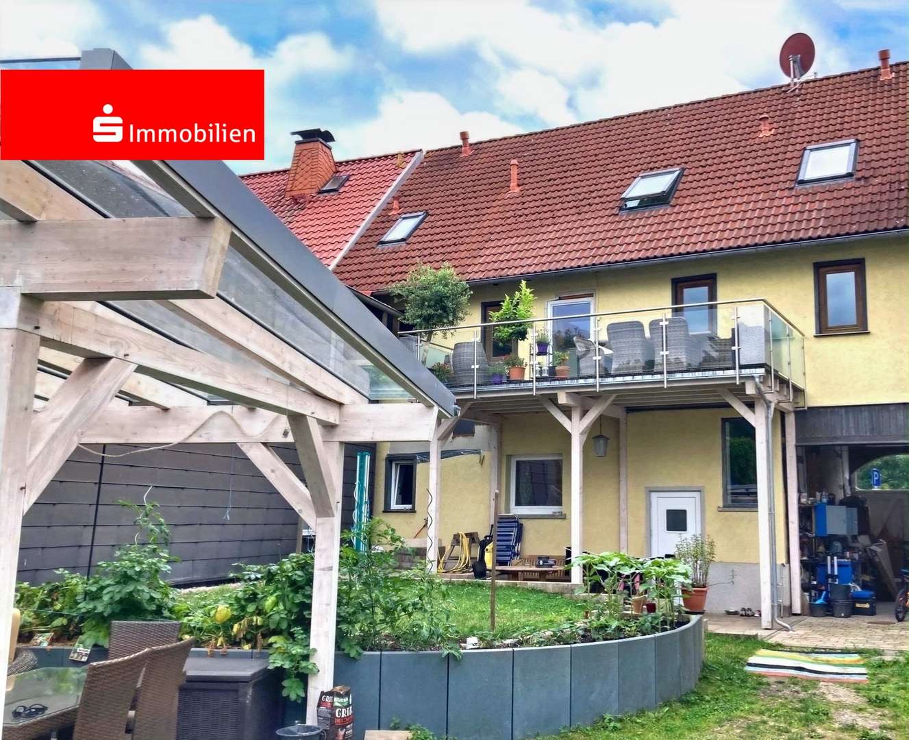 rückwärtige Ansicht mit großem Balkon - Zweifamilienhaus in 99331 Geratal mit 235m² kaufen