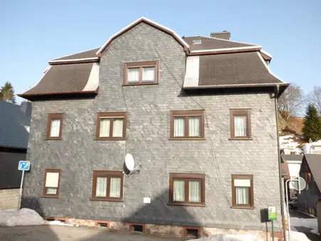 Dreifamilienhaus in zentrale Lage von Schmiedefeld am Rennsteig sucht neuen Eigentümer !!