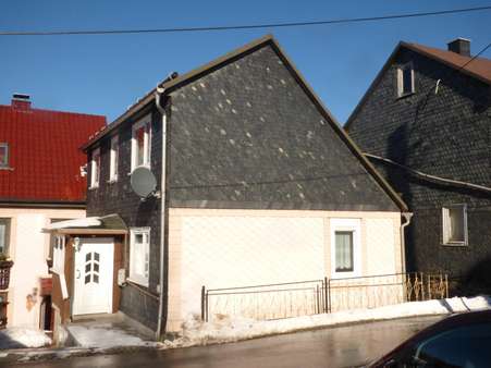 Giebelansicht von der Straße - Doppelhaushälfte in 98701 Großbreitenbach mit 123m² kaufen